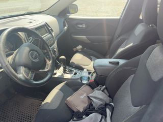 2017 Jeep Cherokee Altitude - Interior Front Seat Image